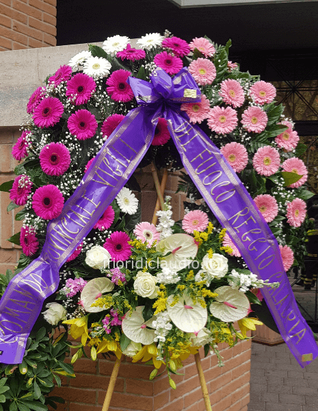Corona funebre con fiori freschi assortiti, colorata.