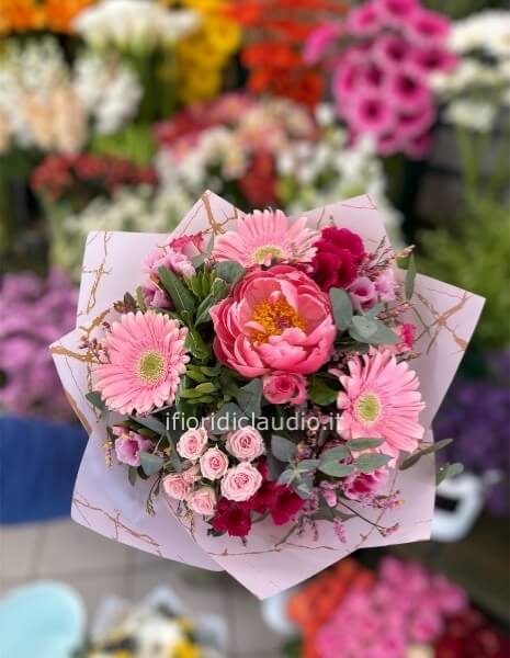 Bouquet del fiorista  tonalità del rosa