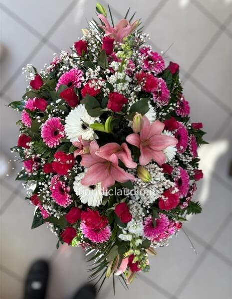 Cuscino funebere con fiori misti  tonalità del rosa, fucsia.