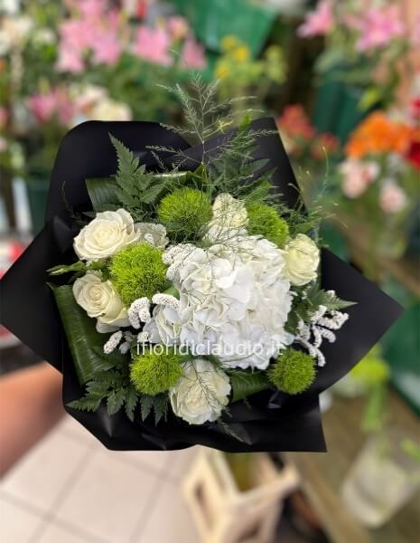Bouquet del fiorista tonalità del bianco e verde